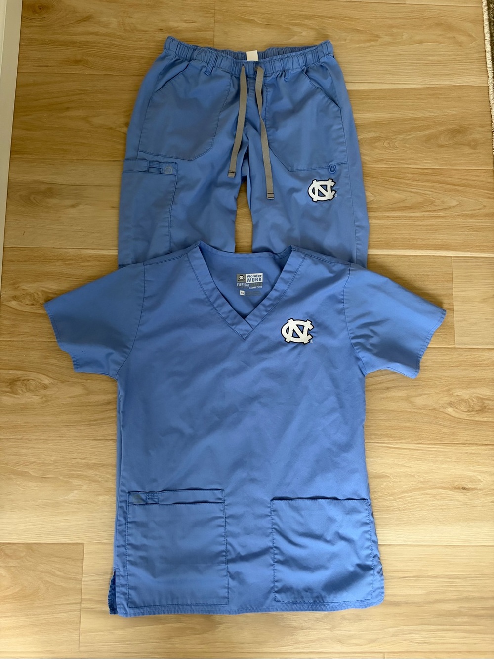 WonderWink V-Neck UNC Scrub Set in Carolina Blue